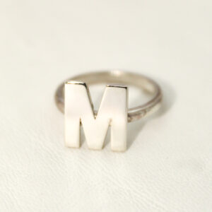 Anillo con Inicial Aplicada